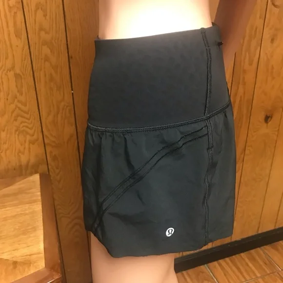 Lululemon Short Black-Size 6 -Good Condition - Picture 2 of 14